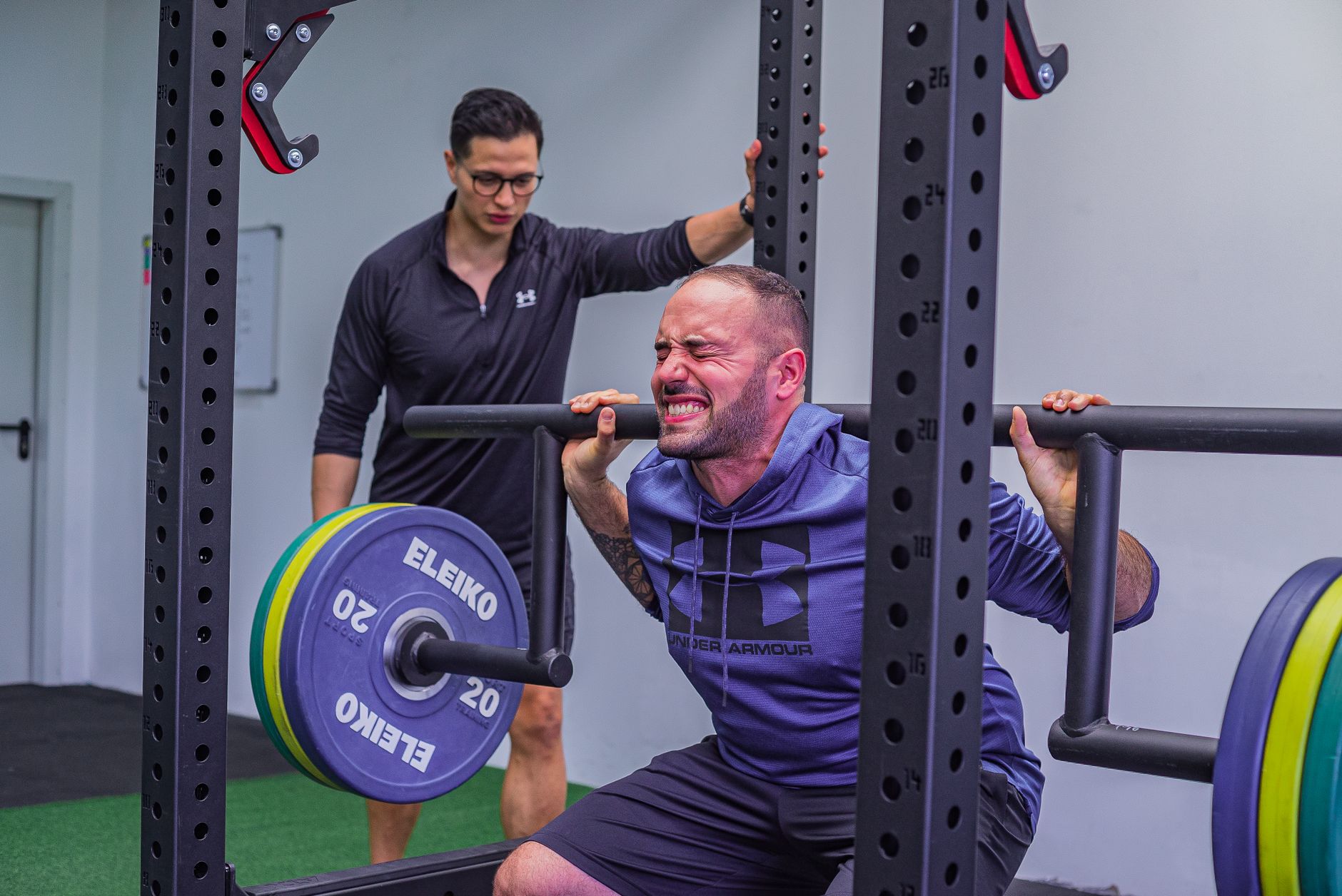 Personal trainer realizando treino funcional ao ar livre